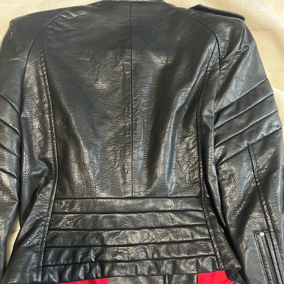 Zara basic faux leather jacket. Barely used and still looks new - Picture 3 of 4
